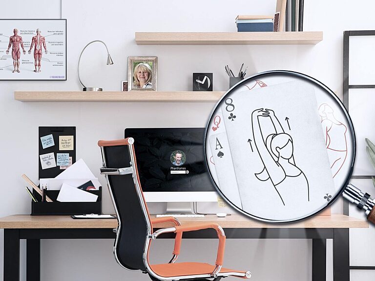 Blick in ein modernes Büro mit Fokus auf eine Spielkarte, die unter einer Lupe eine Dehnübung zeigt – Symbol für Gesundheitsförderung und Bewegung im Arbeitsalltag.